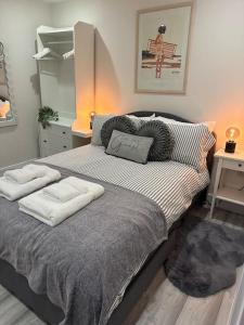 贝尔珀Luxury 2 bedroom apartment的一间卧室配有一张带两个枕头的床