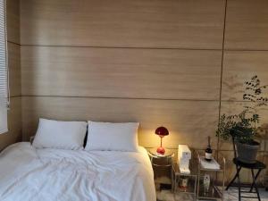 束草市Sokcho Coco的一间卧室配有一张大床和木制床头板