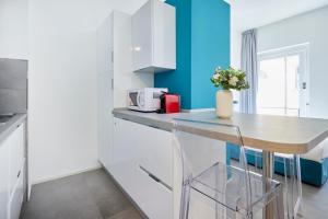 米兰Suite Meravigli - Incredibile posizione DUOMO e CASTELLO的厨房配有白色橱柜和柜台。