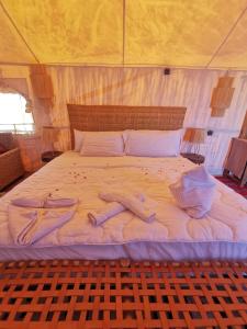 MhamidMhamid Luxury Camp的一张大型的白色床,上面有两个人