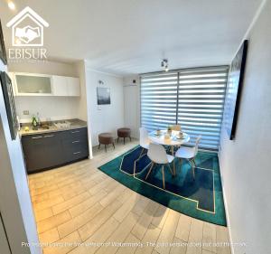 康塞普西翁EBISUR Apart - Hoteles MAIPU的厨房以及带桌椅的用餐室。