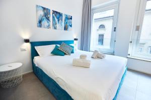 米兰Suite Meravigli - Incredibile posizione DUOMO e CASTELLO的一间卧室配有一张床,上面有两条毛巾