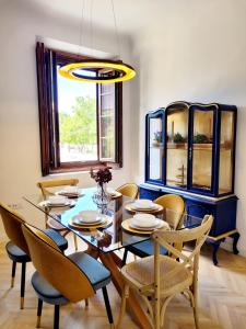 曼萨纳雷斯Casa Rístori Mirador的一间配备有蓝色桌子和椅子的用餐室