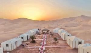 梅尔祖卡Sahara Dream luxury Camp的帐篷享有沙漠的空中景致