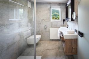 纽科琴格罗斯夫盖斯索夫西根酒店的浴室配有卫生间、盥洗盆和淋浴。