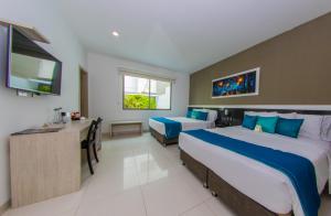卡塔赫纳瓦拉纳西机场精品酒店的酒店客房配有两张床和一张书桌