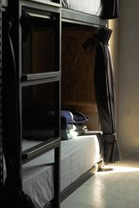 绿岛COOLFREEDIVING Hostel的一间卧室配有一张双层床和一张带梯子的床