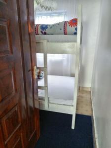 基塔莱Kai Suites Kitale的配有一张双层床的带门的房间