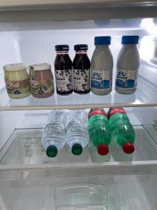 MorinoRG MAISON的装满瓶装水和其他食物的冰箱