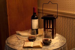 以法莲鹰港宾馆的一张桌子,上面放着一瓶葡萄酒和两杯酒