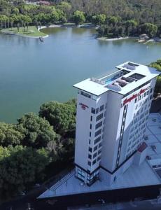 圣路易斯波托西Hampton Inn By Hilton San Luis Potosi的享有湖上建筑物的空中景致
