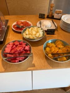 菲盖拉迪卡斯特卢罗德里古Colmeal Countryside Hotel的一张桌子,上面放着三碗水果和蔬菜