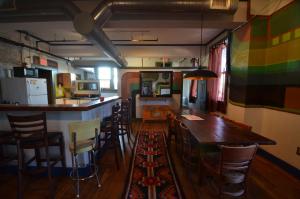 普罗维登斯Michie Hostel的一间设有酒吧、一张桌子和椅子的客房