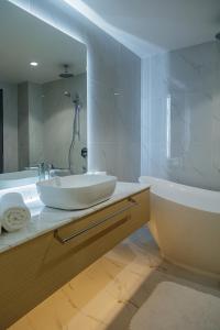 弗里德胡Kinan Boutique的白色的浴室设有浴缸和水槽。