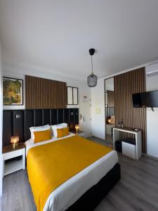塔维拉Hotel Don Rodrigues的一间卧室配有一张带黄色毯子的大床