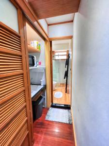 曼谷New York Loft & Japanese Magic by V4SKIN的一间小浴室,内设卫生间