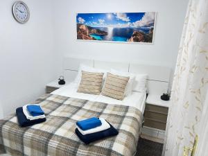 洛斯克里斯蒂亚诺斯Edificio Gloria的一间卧室配有一张带蓝色毛巾的床