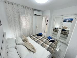 洛斯克里斯蒂亚诺斯Edificio Gloria的一间白色的客厅,客厅内配有白色沙发