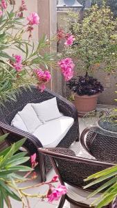 索佐波尔罗西别墅的柳条椅,带桌子和一些鲜花