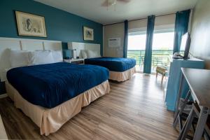 圣地亚哥海洋别墅旅馆的酒店客房设有两张床和电视。