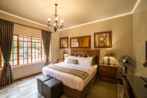 米德兰Tuareg Guest House的一间卧室配有一张大床和一个吊灯。