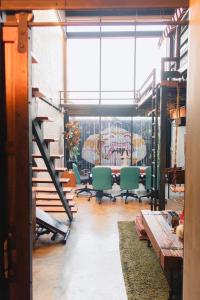 曼谷New York Loft & Japanese Magic by V4SKIN的一间带椅子和桌子的房间以及壁画