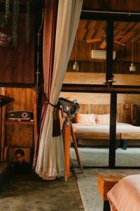 曼谷New York Loft & Japanese Magic by V4SKIN的一张三脚架上的摄像头,放在一个有床的房间