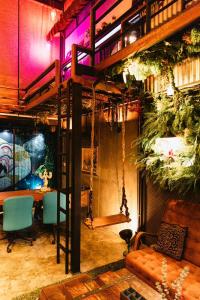 曼谷New York Loft & Japanese Magic by V4SKIN的客房设有一张高架床、桌子和椅子