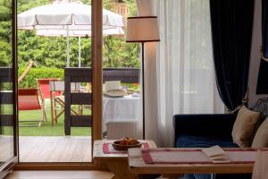 塞尔瓦迪加尔代纳山谷蒂罗尔酒店的客厅享有带遮阳伞的庭院的景色