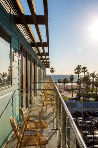 洛杉矶Hotel Erwin Venice Beach的海滩阳台一排椅子