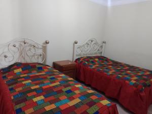 TorotoroHoSTAL SANTA BARBARA的卧室内两张并排的床