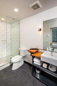 瓦拉瓦拉The FINCH的浴室配有卫生间、盥洗盆和淋浴。