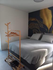 旧蒂尔瑙特Starling的一间卧室配有一张床,墙上挂着绘画作品