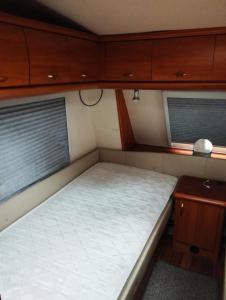 赫尔Exclusive Camp X的小房间设有床和2个窗户
