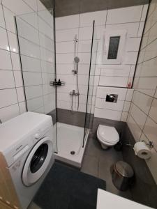 伊拉克里萨Guest house del Mar的带淋浴和洗衣机的浴室