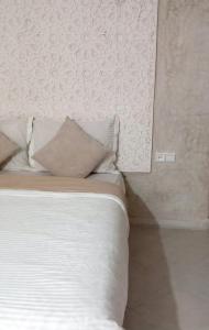 索维拉Rachid villa的一间卧室配有带白色床单和枕头的床。