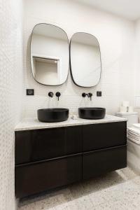 巴黎Chic Apartment in the Prestigious Saint Honoré的浴室设有2个水槽和2面镜子