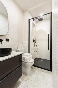 巴黎Chic Apartment in the Prestigious Saint Honoré的一间带卫生间和玻璃淋浴间的浴室