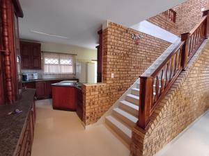 乌旺戈海滩3 Queensway Uvongo的砖墙厨房的楼梯