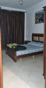 تجزئة القلم حي أطلس بني ملال的一间卧室设有两张床和窗户。