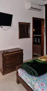 تجزئة القلم حي أطلس بني ملال的一间卧室配有一张床、梳妆台和电视。