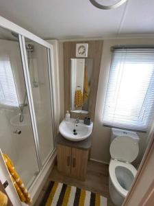 OverstoneLakeside Escape Modern 2 Bedroom Holiday Home的浴室配有卫生间、盥洗盆和淋浴。