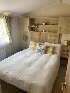 OverstoneLakeside Escape Modern 2 Bedroom Holiday Home的卧室配有白色的床和枕头。