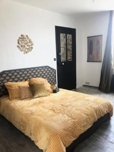 普勒尔蒂Chambre dorée的一间卧室配有一张带黄色毯子的大床