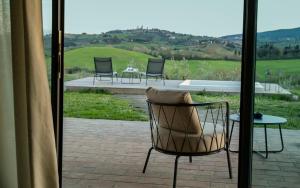 圣吉米纳诺Mormoraia的一间带椅子和桌子的房间和一个庭院