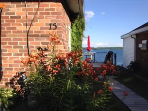 普雷斯科特Dewar's Inn and Cottages的砖墙旁种有红花的种植园