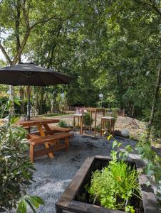 帕彭堡Tiny House Daniel的庭院设有野餐桌和遮阳伞。