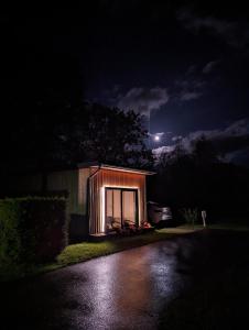 帕彭堡Tiny House Daniel的夜晚,在天空中与月亮相映成一 ⁇ 小棚