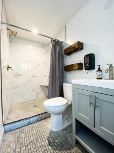 洛杉矶Roomi的浴室配有卫生间、淋浴和盥洗盆。