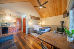 McCloudShasta View Lodge的一间卧室设有一张床和木制天花板